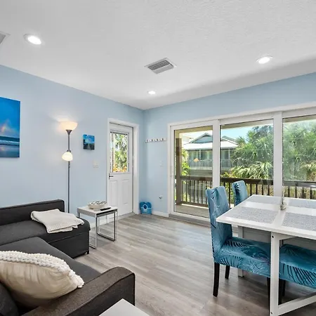 Dog Friendly Loft Steps From Beach With Gas Barbecue Grill And Upstairs Deck!
